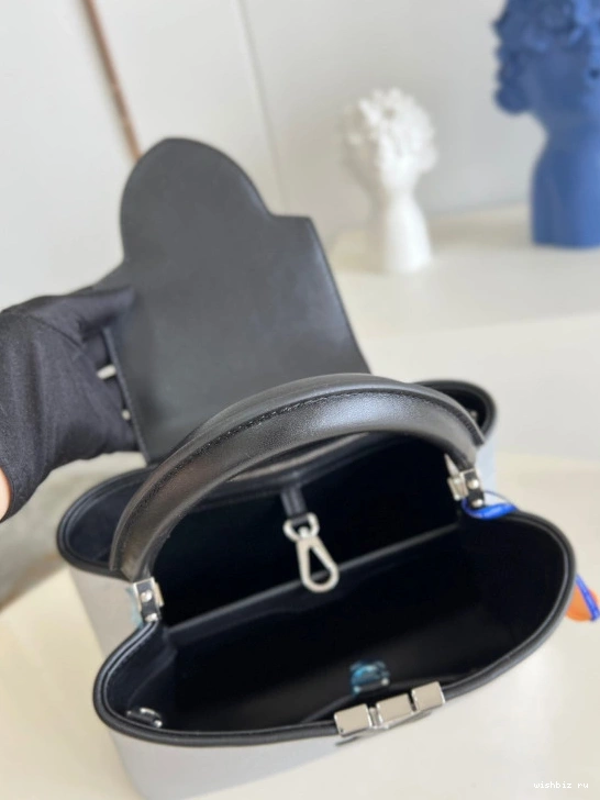 WIS LOUIS BB CAPUCINES VUITTON 0227